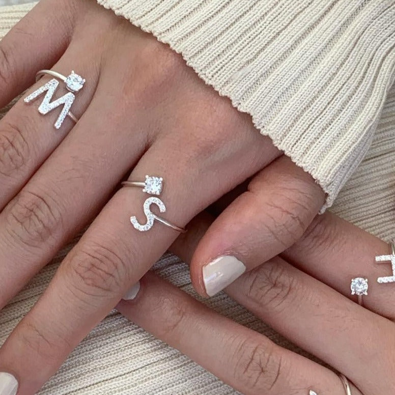 ANELLO IN ARGENTO STERLING CON LETTERA IN ZIRCONIO