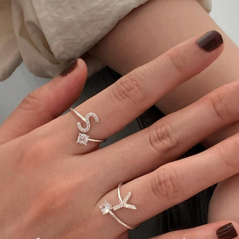 ANELLO IN ARGENTO STERLING CON LETTERA IN ZIRCONIO