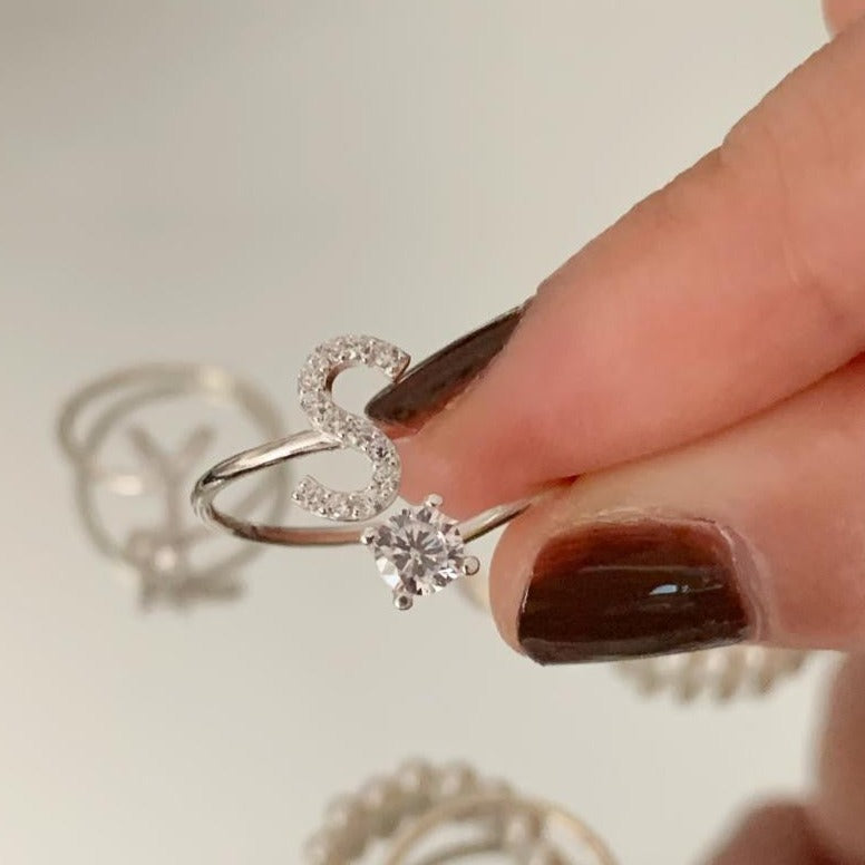 ANELLO IN ARGENTO STERLING CON LETTERA IN ZIRCONIO