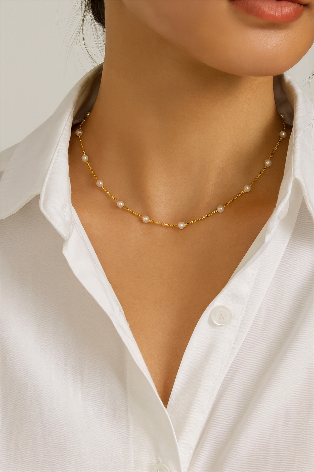 CHOKER A CATENA ORNATO DI PERLE DORATE