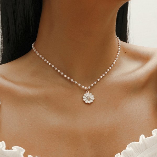 COLLANA DI PERLE CON MARGHERITA INCANTEVOLE