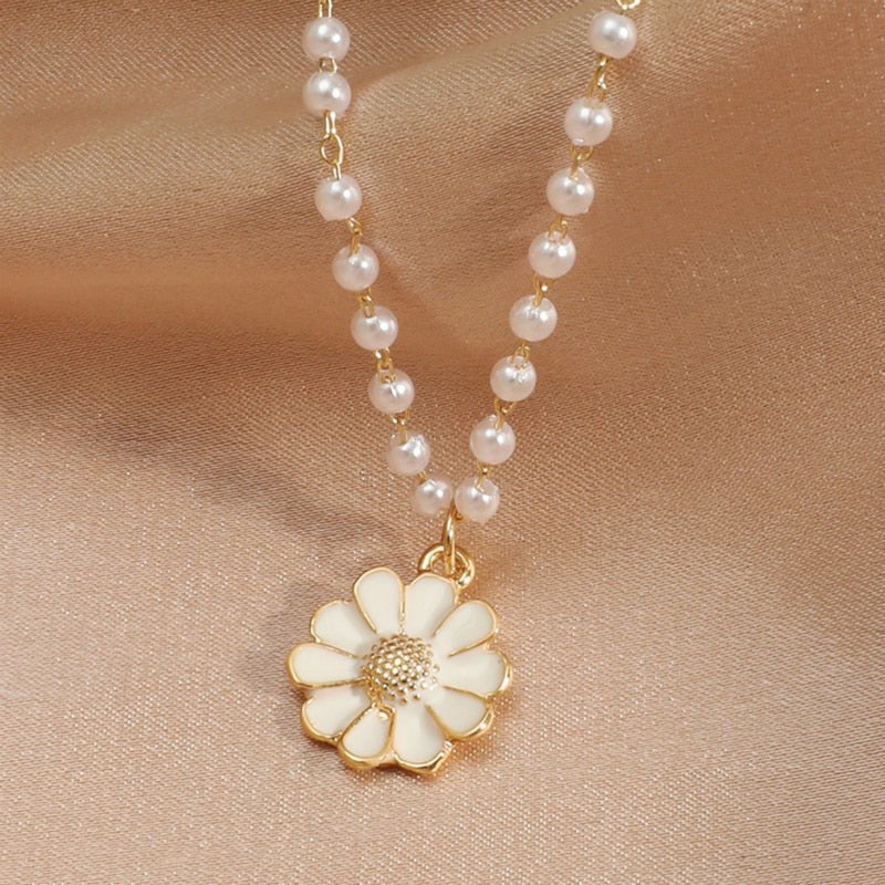 COLLANA DI PERLE CON MARGHERITA INCANTEVOLE