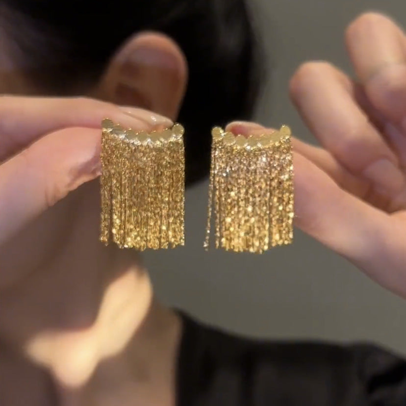 ORECCHINI CON LUNGHE FRANGE E BARRA CURVA