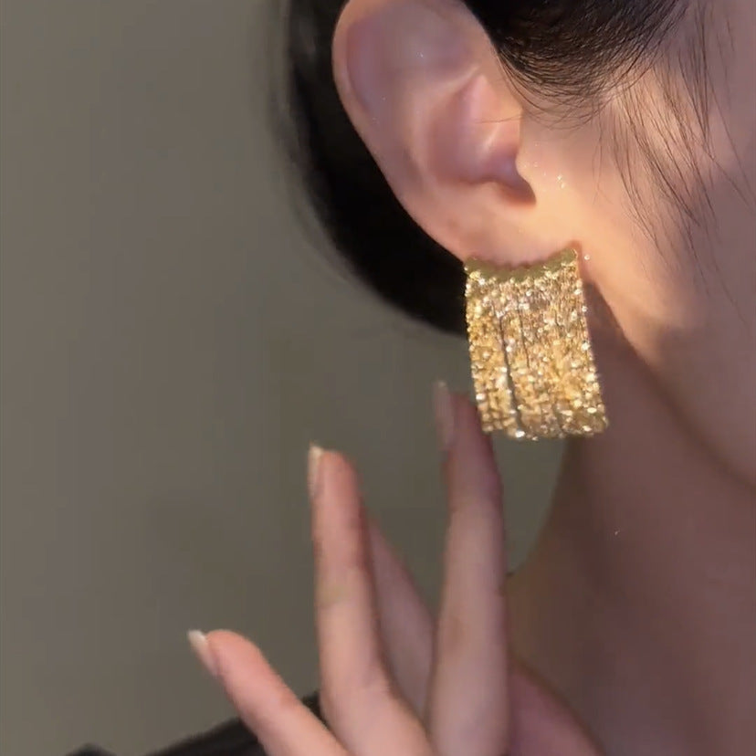 ORECCHINI CON LUNGHE FRANGE E BARRA CURVA