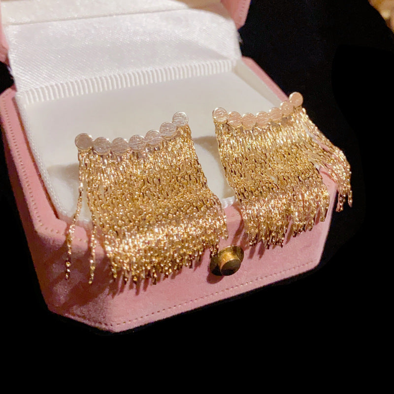 ORECCHINI CON LUNGHE FRANGE E BARRA CURVA