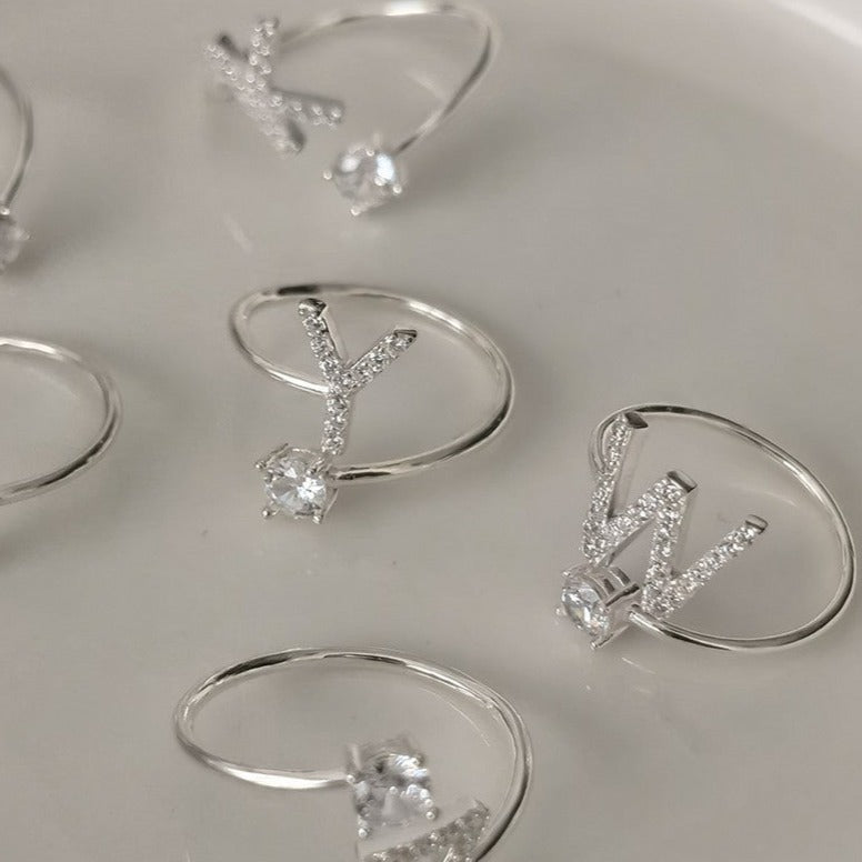 ANELLO IN ARGENTO STERLING CON LETTERA IN ZIRCONIO