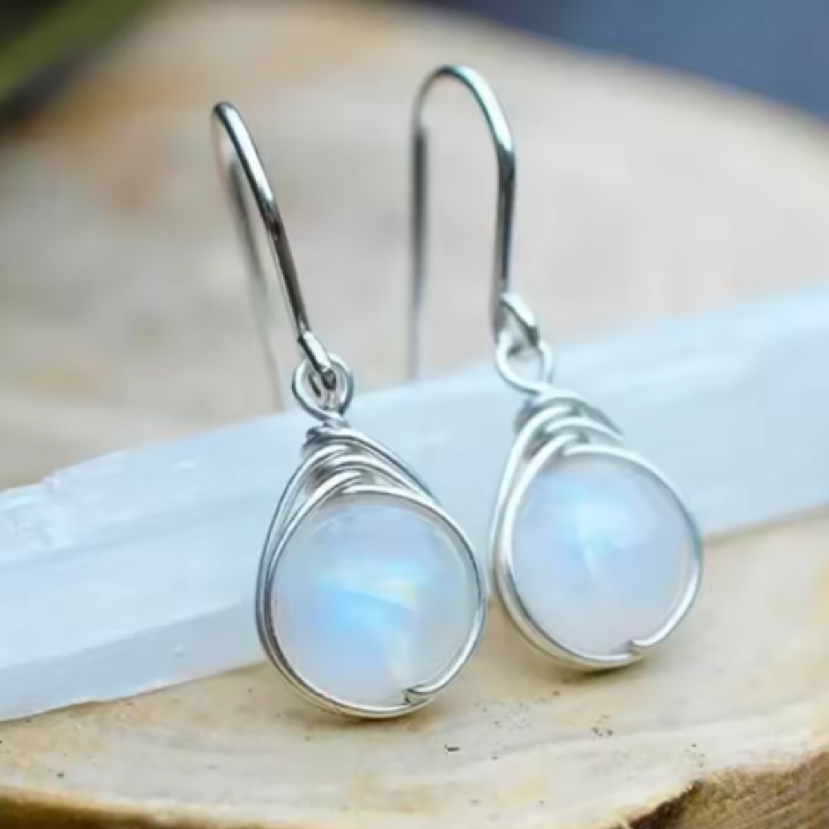 ORECCHINI PENDENTI CON PIETRA DI LUNA CELESTE