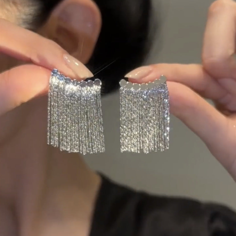 ORECCHINI CON LUNGHE FRANGE E BARRA CURVA