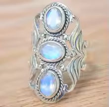 ANELLO CON PIETRA DI LUNA E TRIPLA CORONA