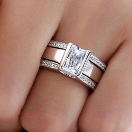 ANELLO CON GEMMA INCASSATA SENZA TEMPO