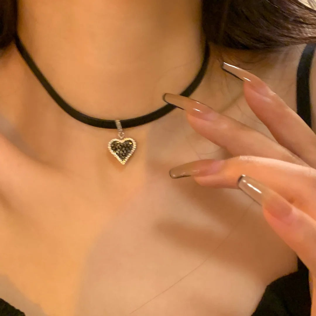 ORECCHINI A CUORE NERO CON DIAMANTI BRILLANTI