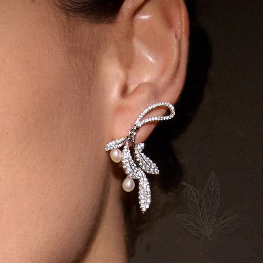 ORECCHINI IN ARGENTO STERLING A FORMA DI FOGLIE MORMORANTI CON PERLE