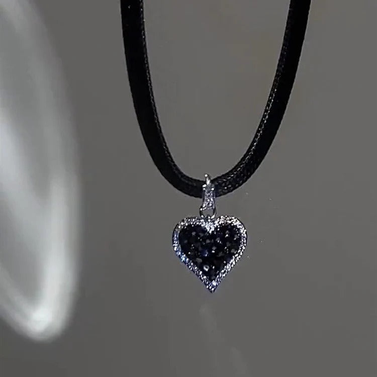 ORECCHINI A CUORE NERO CON DIAMANTI BRILLANTI