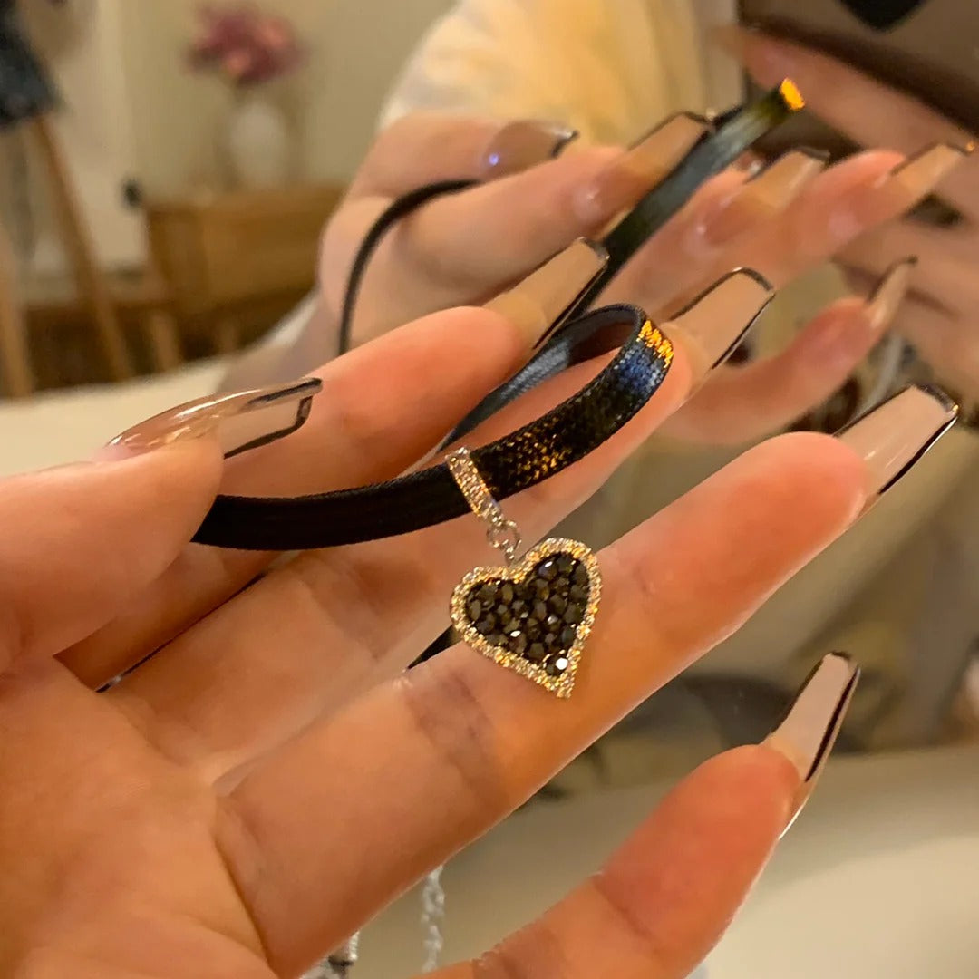 ORECCHINI A CUORE NERO CON DIAMANTI BRILLANTI