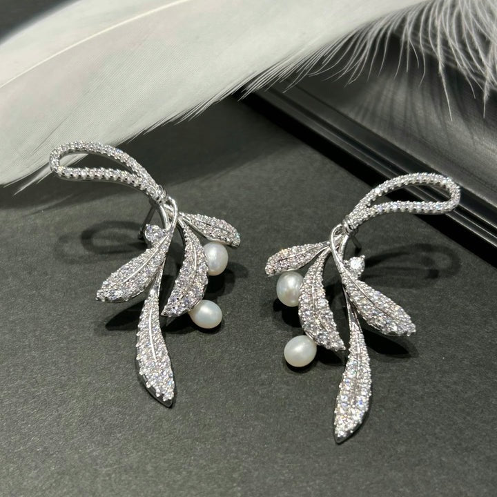 ORECCHINI IN ARGENTO STERLING A FORMA DI FOGLIE MORMORANTI CON PERLE