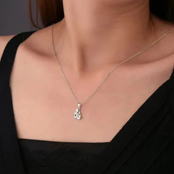 COLLANA CON PENDENTE ABBRACCIO CON ORECCHINI IN REGALO – OFFERTA LIMITATA